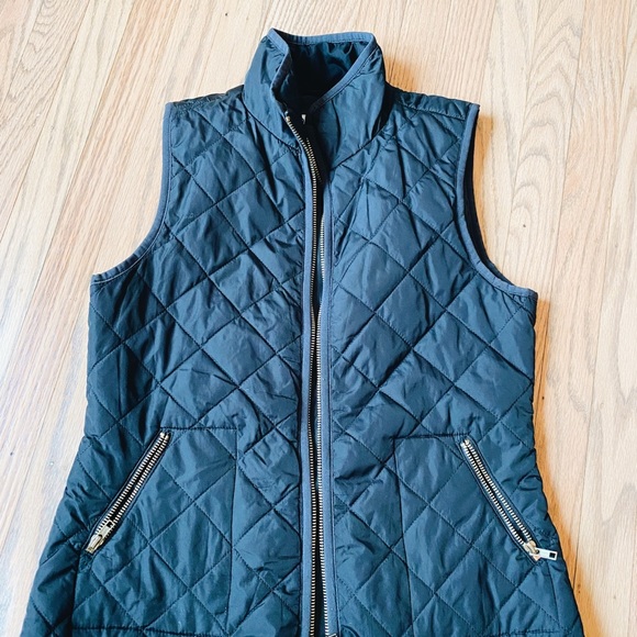 Black quilted vest with gold zippers - Picture 1 of 2